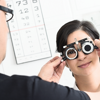 Sehtest beim Augenoptiker oder Augenarzt Sehtest beim Augenoptiker oder Augenarzt
