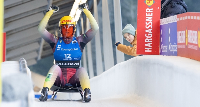 Rodel-Europameisterin Merle Fräbel jubelt im Ziel