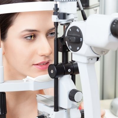 Formstabile Kontaktlinsen – Anpassung beim Augenoptiker oder Augenarzt Formstabile Kontaktlinsen – Anpassung beim Augenoptiker oder Augenarzt